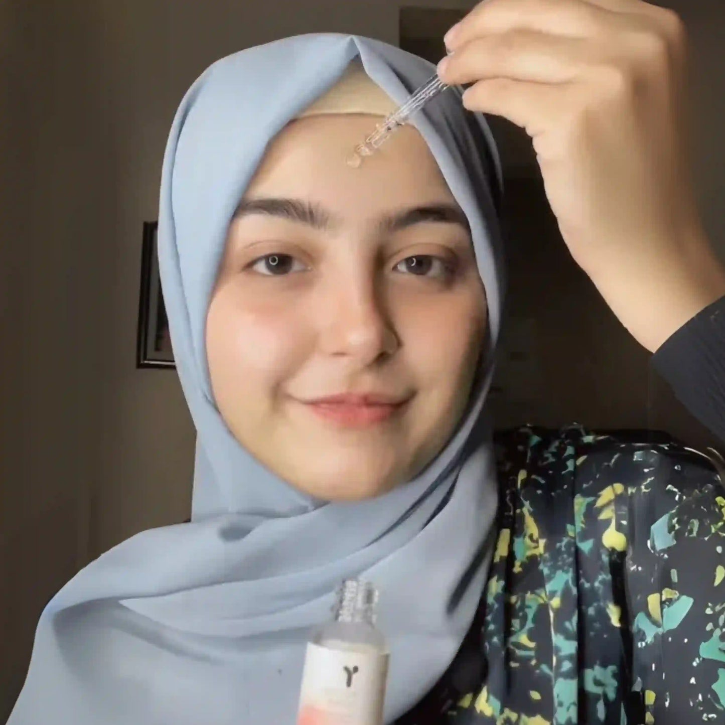 girl applying best retinol serum in pakistan